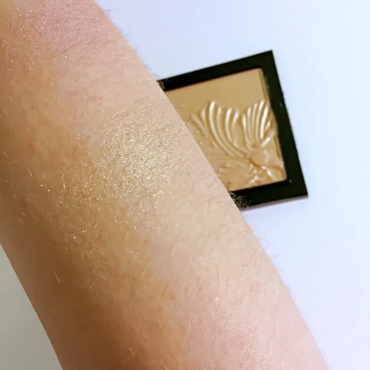 wet n wild megaglo highlighting powder golden flower crown swatch