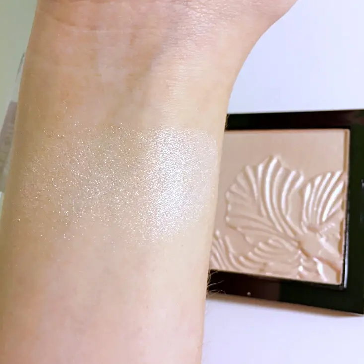 wet n wild megaglo highlighting powder blossom glow swatch