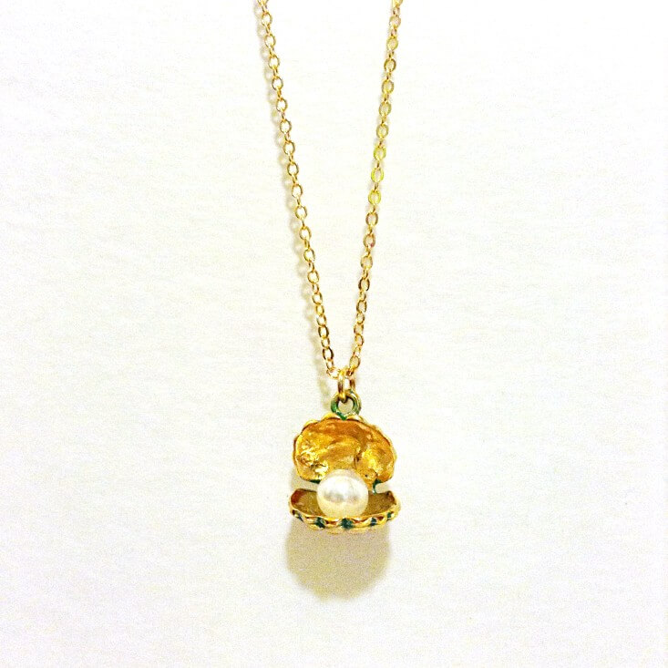 Gold clam necklace