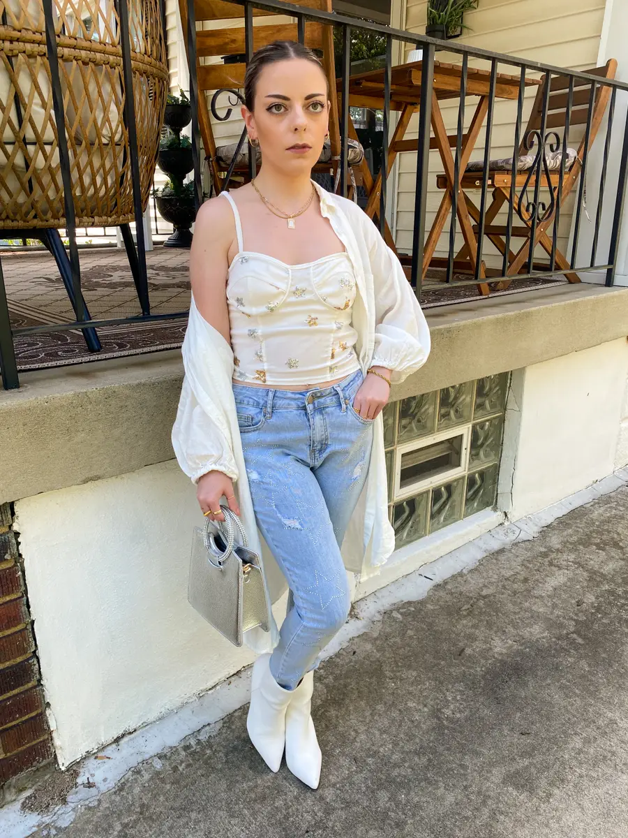 https://theaestheticedge.com/wp-content/uploads/2022/08/39-white-bustier-jeans-outfit.webp