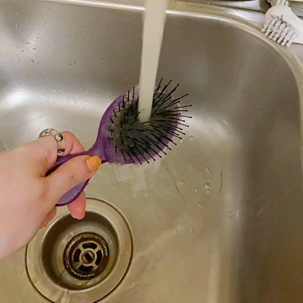 rinse hairbrush
