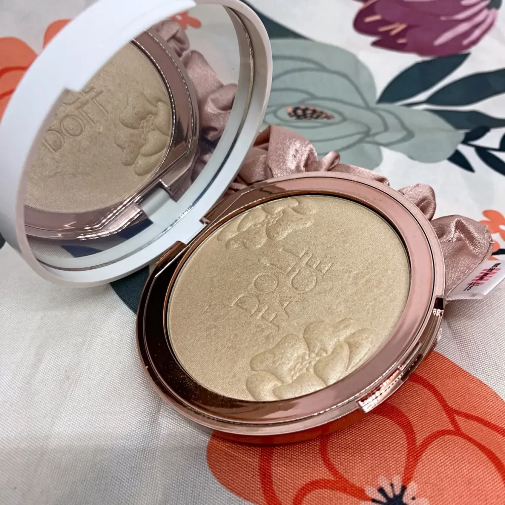 doll face All A-Glow Illuminating Face Powder in Translucent Glow