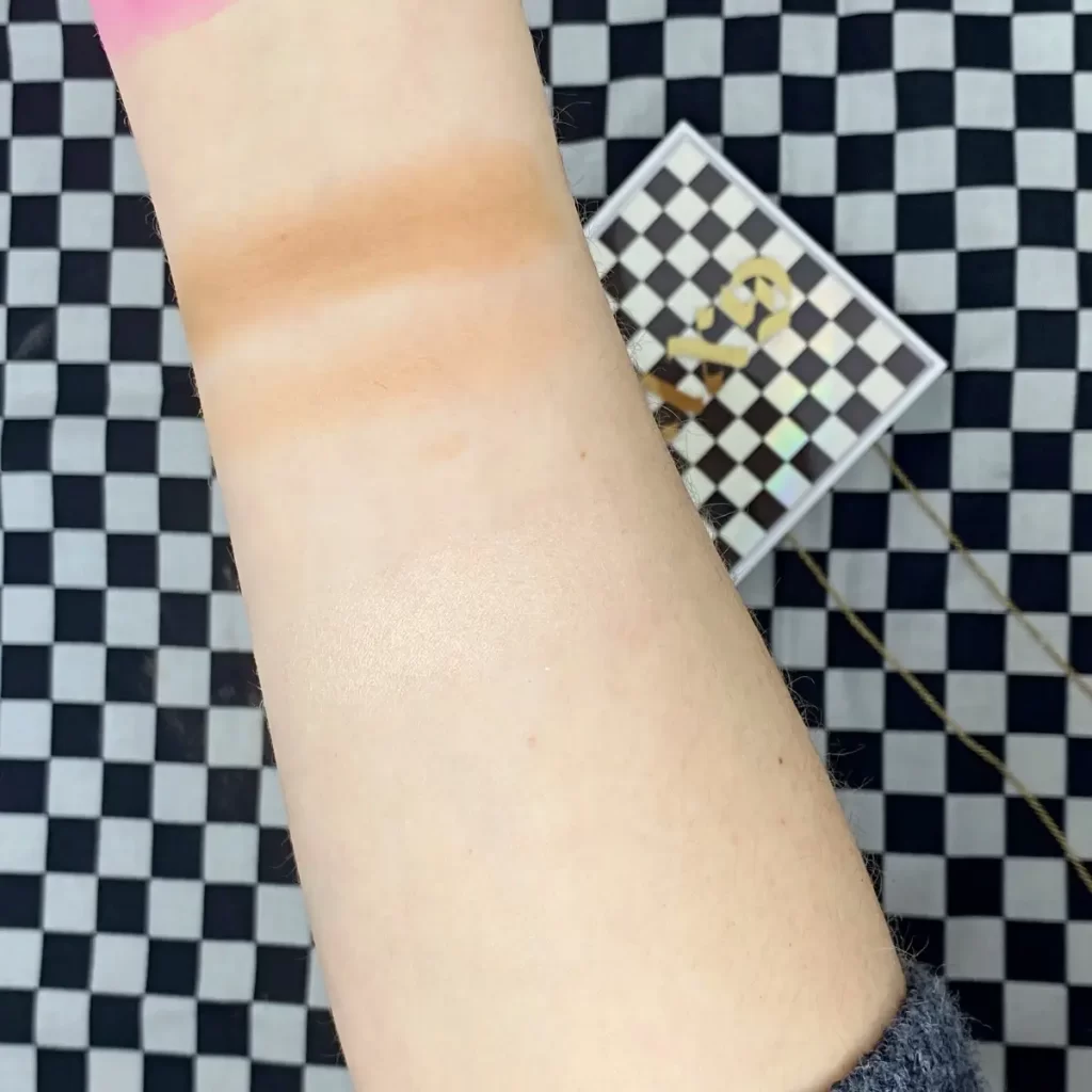 gxve Check My Glow Illuminating Highlighter in Platinum Cowgirl swatch